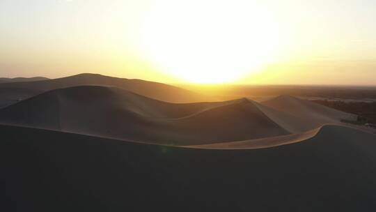 日落时候航拍沙漠夕阳