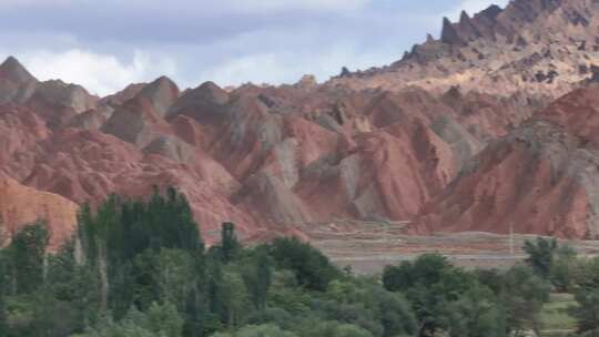 天山红石林火车打卡机位