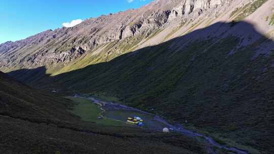 航拍攀登横断山脉乌库楚雪山的登山者大本营