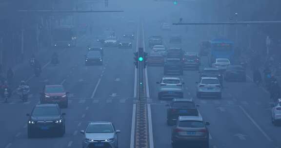 雾霾天气城市交通车辆行驶