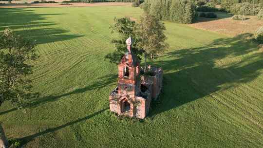 一座在田野里古老失落的教堂