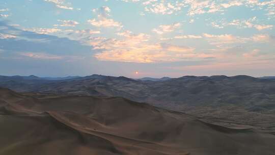 航拍沙漠日出