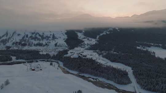 航拍清晨的新疆喀纳斯雪景