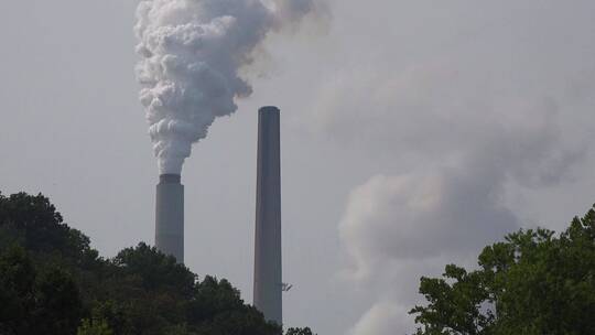 工厂的烟囱将污染排放到大气中