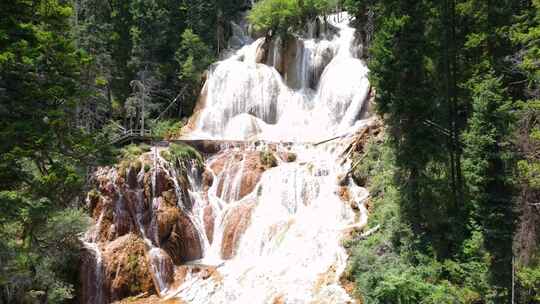 森林中的瀑布自然景观牟尼沟扎嘎瀑布