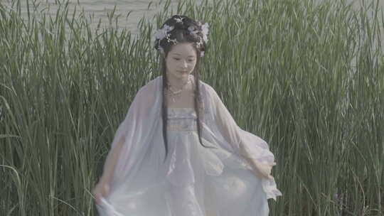古装女子水边漫步