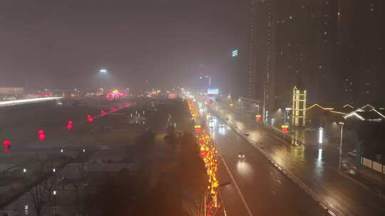 夜晚雾中城市街道车辆灯光璀璨景象