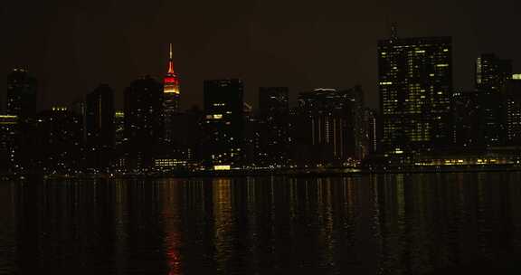 晚上从皇后区长岛市俯瞰东河的曼哈顿景色。