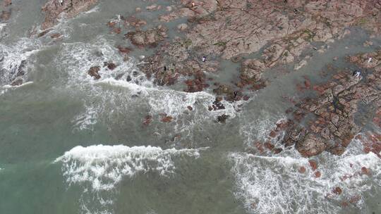 航拍大海波涛汹涌海浪礁石浪花