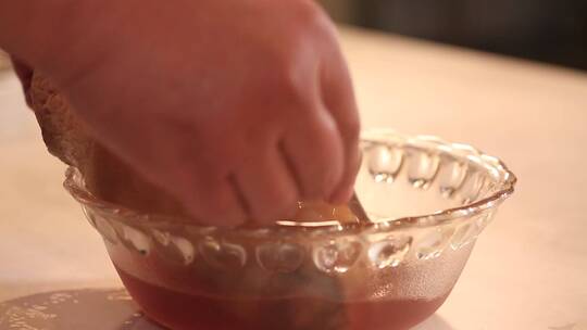 红醋配制脆皮料汁刷在肘子上视频素材模板下载