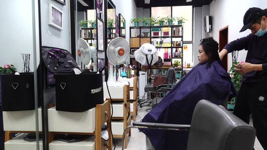 理发店理发师给女孩剪头发1视频素材模板下载