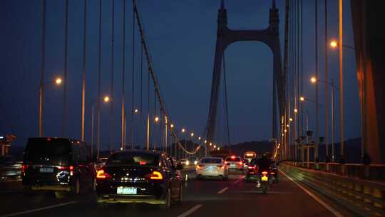 夜晚开车行驶在桥上风景公路驾驶第一视角