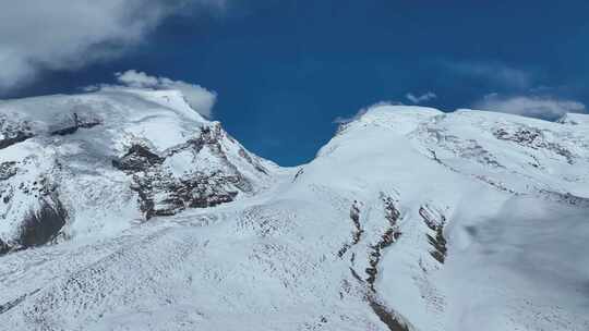 航拍新疆阿克陶县慕士塔格峰雪山风光