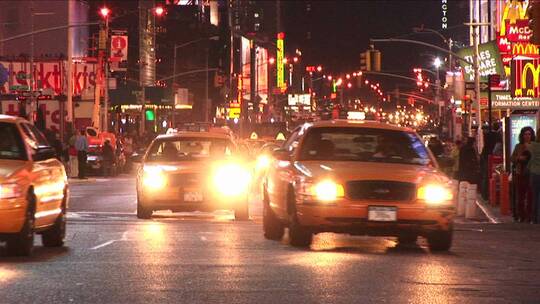 夜晚路上的出租车视频素材模板下载