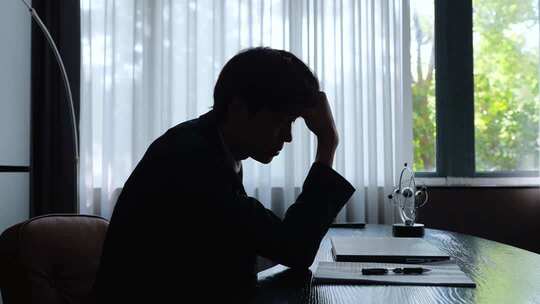 商务男士办公室窗边沉思