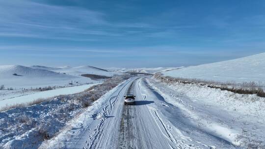 追拍山区冰雪道路上行驶的汽车