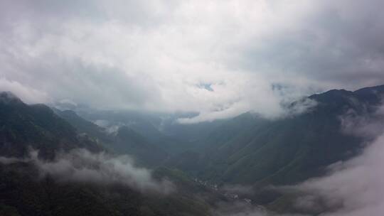 大山山涧满天云航拍前进