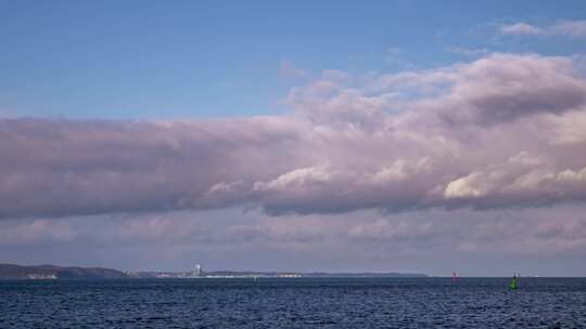 海上的云延时。波兰格但斯克波罗的海海岸线上翻滚的云