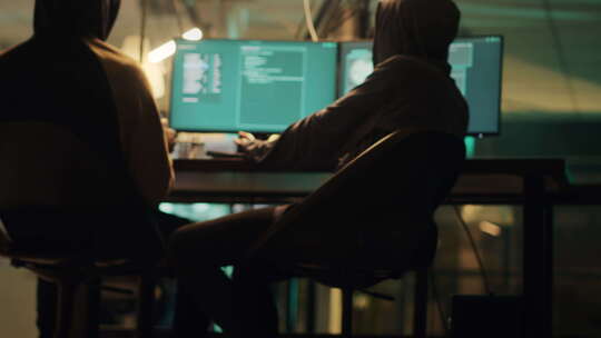 多元化的黑客团队深夜策划黑客活动