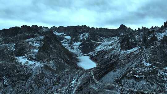 高山湖泊间蜿蜒道路的自然风光