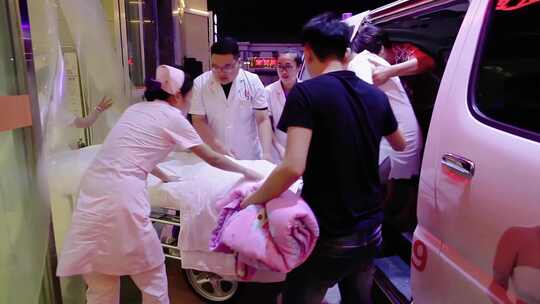 救护车紧急接生抱婴儿