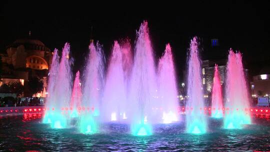 广场五颜六色的喷泉