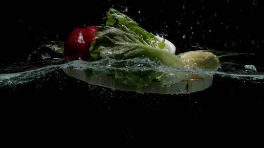 新鲜蔬菜浸水落入水中展示素材
