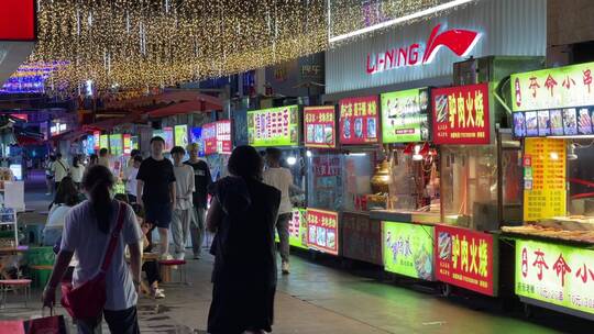 夜市小吃街串串麻辣烫火烧冰粉