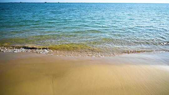 大海海岛海浪浪花冲刷沙滩升格特写