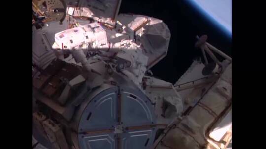 宇航员在国际空间站外进行太空行走视频素材模板下载