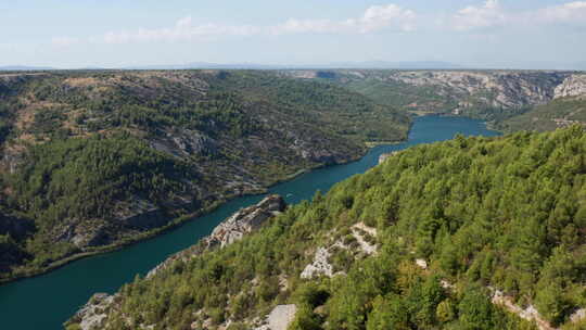 克罗地亚国家公园克尔卡河峡谷的鸟瞰图克尔卡-无人机拍摄视频素材模板下载