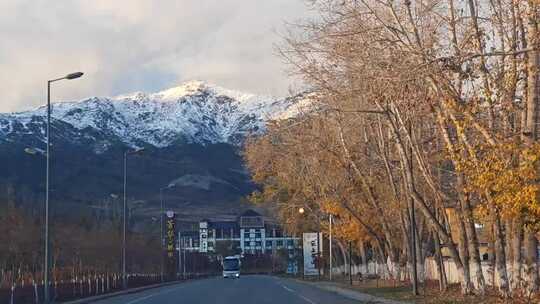 自驾路上秋日雪山风景