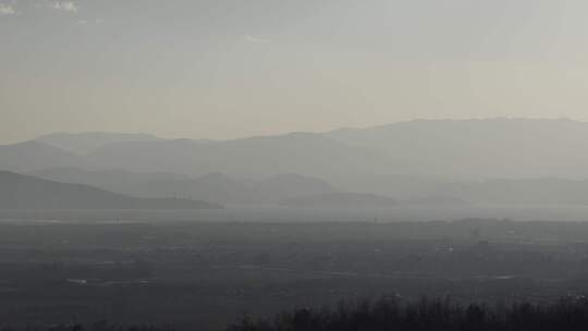 远山与城市景观远景