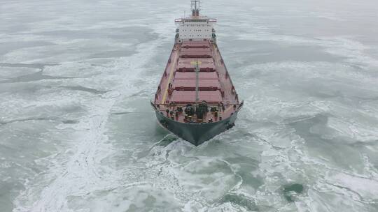 货船在冰面上行驶