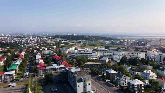 冰岛雷克雅未克，晴朗的一天，城市景观和远视频素材模板下载