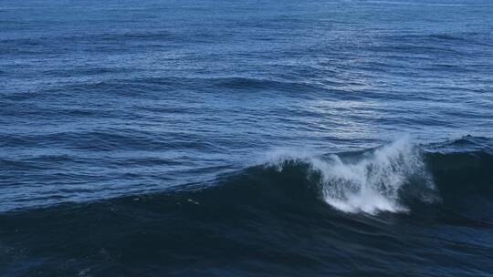 实拍波涛汹涌的海浪