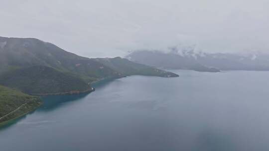 4k航拍雨中泸沽湖