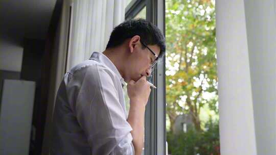 创业男子思考焦虑抽烟