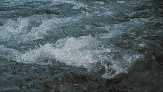 峡谷水流