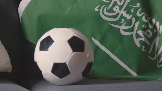 沙发上的沙特阿拉伯国旗和足球特写