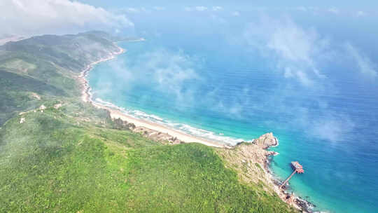 平流雾下的陡峭山悬崖和海岸线