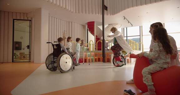 小丑在医院骑独轮车