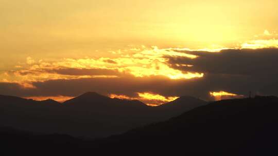 太阳下山延时夕阳山峰日落山脉傍晚夜幕降临