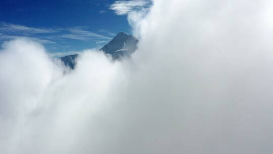 四川省甘孜州贡嘎雪山子梅垭口航拍云海