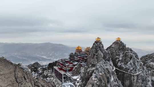 洛阳老君山金顶下雪