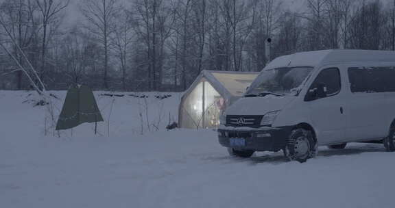 根河新村雪地里的房车