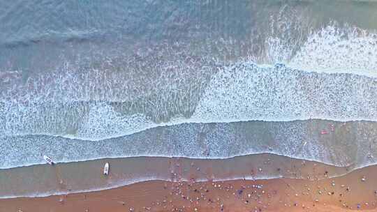 中国山东青岛崂山区海水浴场沙滩城市航拍