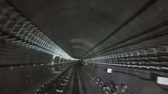 武汉地铁5号线无人驾驶地铁穿梭在隧道内部