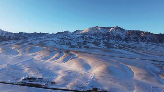 航拍冬季新疆赛里木湖雪山冰湖蓝冰日照金山