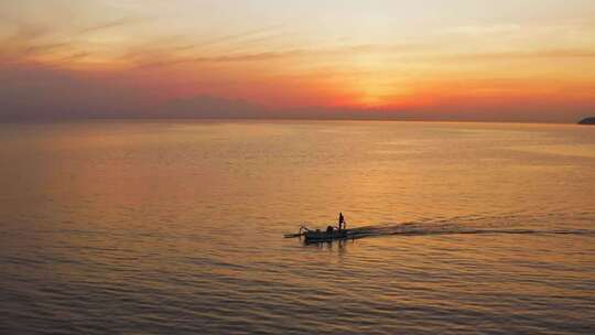 夕阳下海边渔船小船剪影